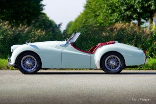 Triumph-TR2-long-door-off-white-red-leather-1954-02.jpg